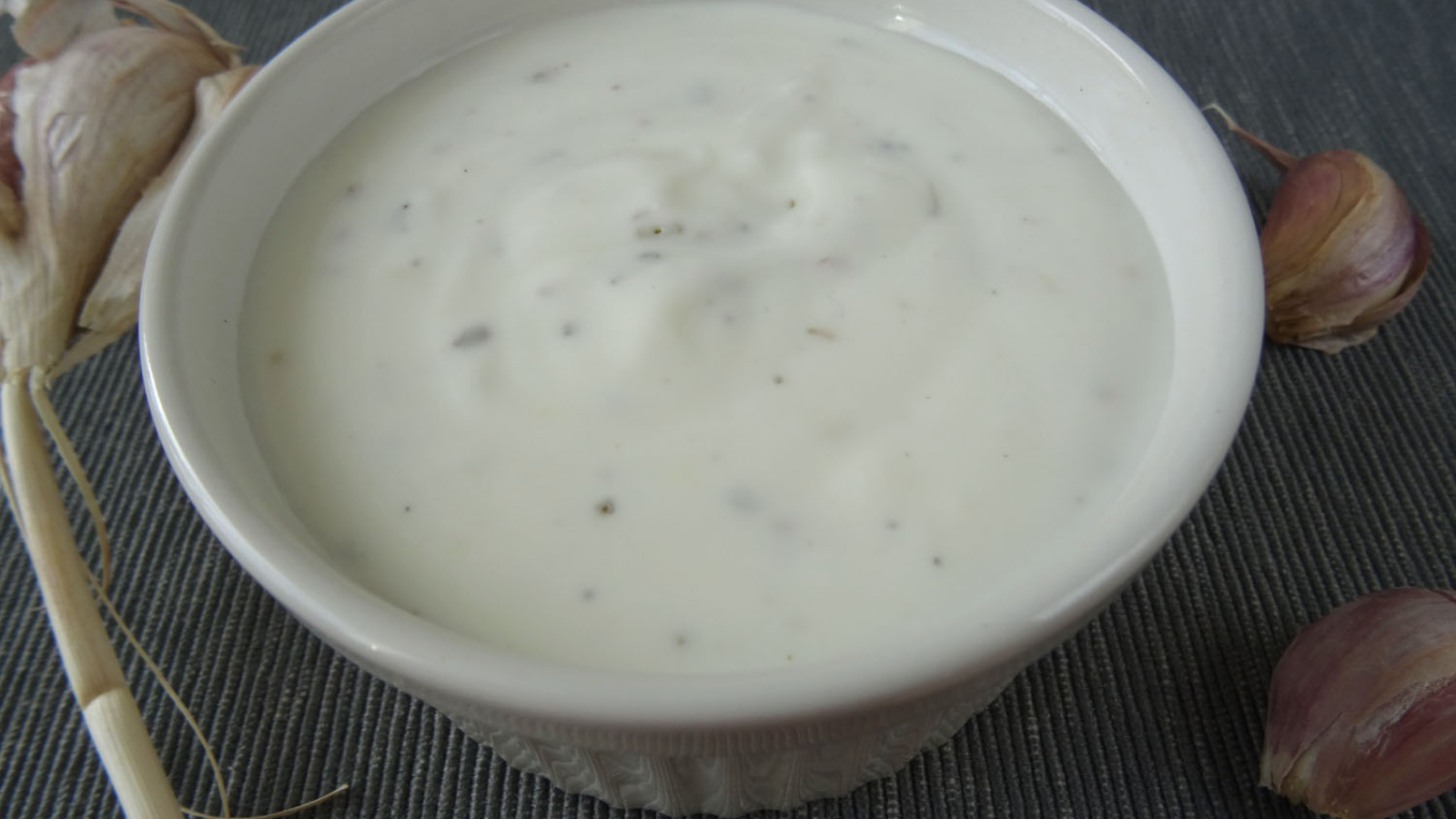 jogurtowy-sos-czosnkowy-1