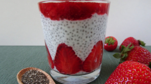 jogurtowy-pudding-chia-z-truskawkami-1