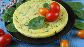 omlet-z-maki-z-ciecierzycy-ze-szpinakiem-1